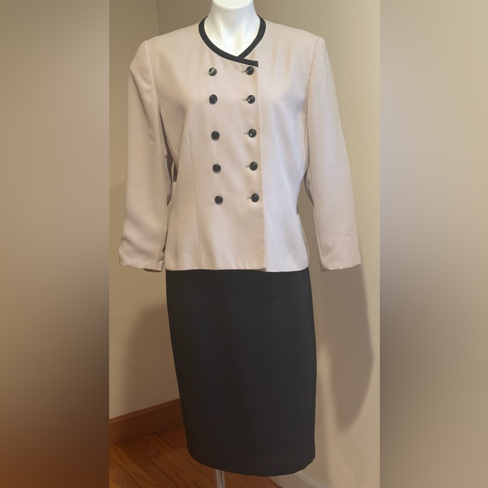 Le Suit Paris New York Beige & Black Top.Skirt Set Top Is Double Breasted Sz 12P